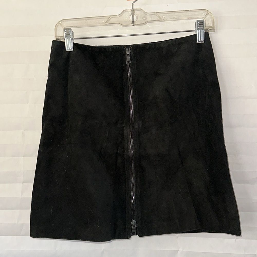 Jennie Maac Women's Black Suede Skirt Size Small Front Zip Mini Skirt Chic Style